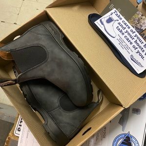 BRAND NEW 587 Blundstones